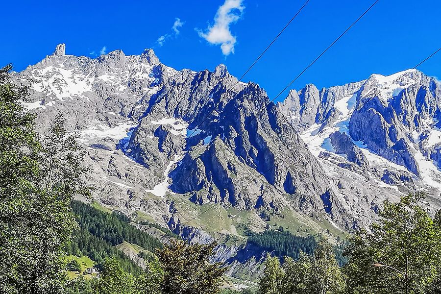 Das Mont-Blanc-Massiv über Courmayeur